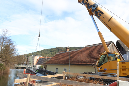 POSTAVITEV BRVI ČEZ CERKNIŠČICO 01 FOTO LJUBO VUKELIČ